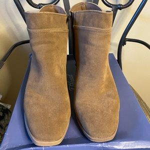 Universal Thread booties - tan